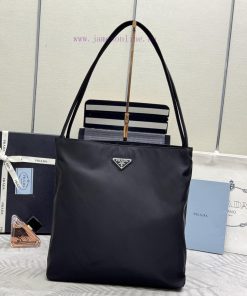 This large vintage tote bag B6242 is made of imported nylon fabric with a grid layer zipper ntuy8z8c