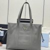 The new oil wax leather tote bag is gray 1BG460This tote bag is made of imported oil wax leakzistmi6