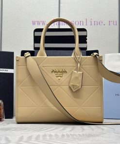 The new triangular diamond grid tote bag 1BA379 small/long shoulder strap has arrived. This a2jda5k9