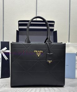 The new medium-sized triangular diamond grid tote bag 1BA378 has arrived. This tote bag is mk0658rc8