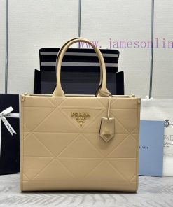 The new medium-sized triangular diamond grid tote bag 1BA378 has arrived. This tote bag is mw97u7eka