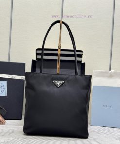 New Bag B6247 SmallThis retro tote bag is made of imported nylon fabric and features an icon2siouf42