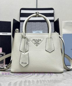 The new shopping bag, mini size 1BG443 with lychee pattern, has arrived in 2023. The double hi7drofe