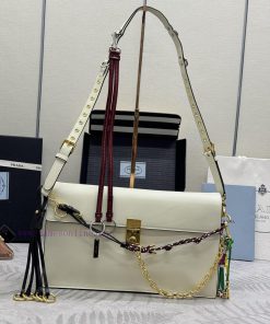 New product 1BD378 large sizeThis new Soft Sound handbag is made of soft leather on both thesmcdx9um