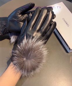 Chanel 2023 autumn/winter fox fur ball touch screen gloves are a must-have item for goddess z5n1v3mj