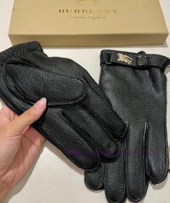 The Fendi FENDI2023 autumn and winter lazy rabbit fur sheep hardware logo gloves with mobileappu8ief