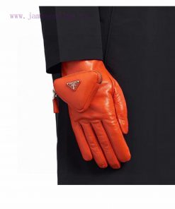 Prada's new autumn and winter mini triangle bag sheepskin gloves have arrived, not only windertmnmqi