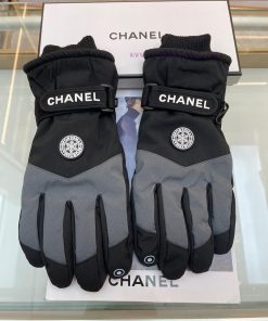 Chanel's new men's skiing gloves are warm and comfortableOne size fits allnd66a021