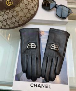Balenciaga's new women's gloves are made of top-grade sheepskin leather, which is ultra-thin1axcq2ew