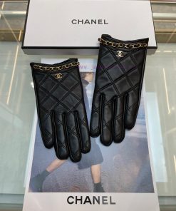 Chanel's popular women's leather gloves on social media feature a touch screen sheepskin imp3o09bkr5