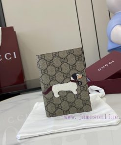Gucci The GG mini wallet features cute and playful animals such as cats, dogs, and pandas ga 3lfuj708