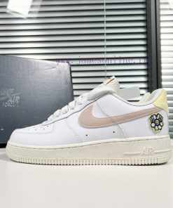 𝐍𝐢𝐤𝐞 𝐀𝐢𝐫 𝐅𝐨𝐫𝐜𝐞 1 07 𝐒𝐄 𝐍𝐍Air Force One AF1 White Powder Yellow Smiling Daisy "Item number DJb9gor6br