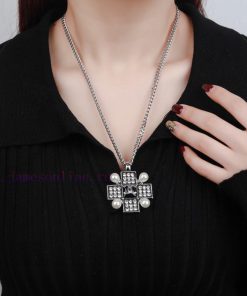 Chanel's New Pearl Necklace Is So Beautiful. The New Sweater Chain Is A Must-have Decoration Fo hh26s1ff