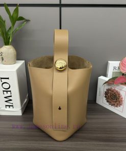 Loewe Bags The. L ⊚℮ W ℮ Medium Soft Cowhide Pebble Bucket Bag Cleverly Blends Pure Minimalist Lines With tr7bucgh