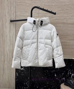 AH722 New Down Jacket ️Prada Triangle Logo 90% White Goose Down With Hat Short Style Long Sleeve mlnmwue2