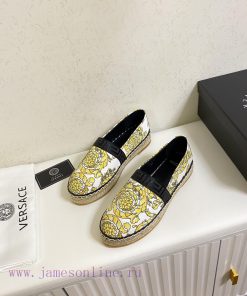 P Versace's New Fisherman Shoes Top Of The Line Featuring The Brand's Exclusive Printed Fabric d698mg6z