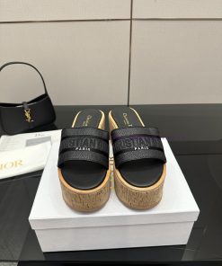Dior 2025 Spring/Summer New Dway Jelly Slope Heel Women's Shoes CD Letter Logo Stereoscopic Emb p5lyhvn1