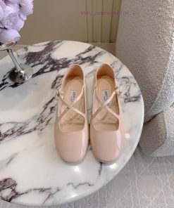 Jimmy Choo's New Pearl Mary Jane Shoes Are Cute And Age Reducing With Bow And Pearl Decorations ek648ry0