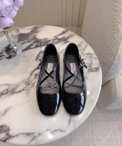 Jimmy Choo's New Pearl Mary Jane Shoes Are Cute And Age Reducing With Bow And Pearl Decorations 7b1rlf0l