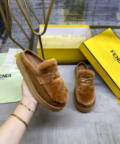 FENDI's Latest Casual Round Toe Flat Shoes For Skiing Are Made Of Brown Suede Material With A S xx77p9hl